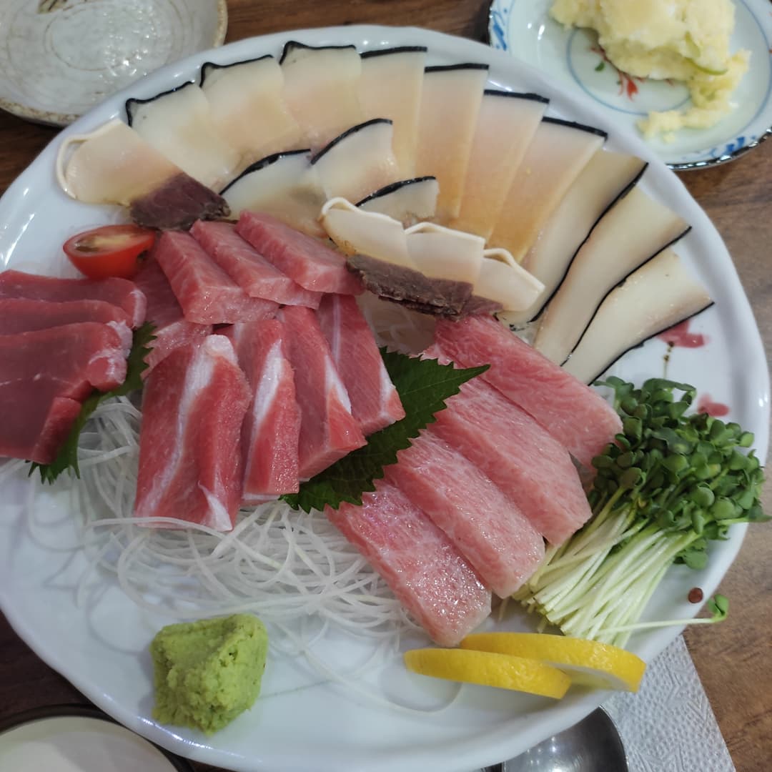 고래고기 참치반반에 금태 매운탕