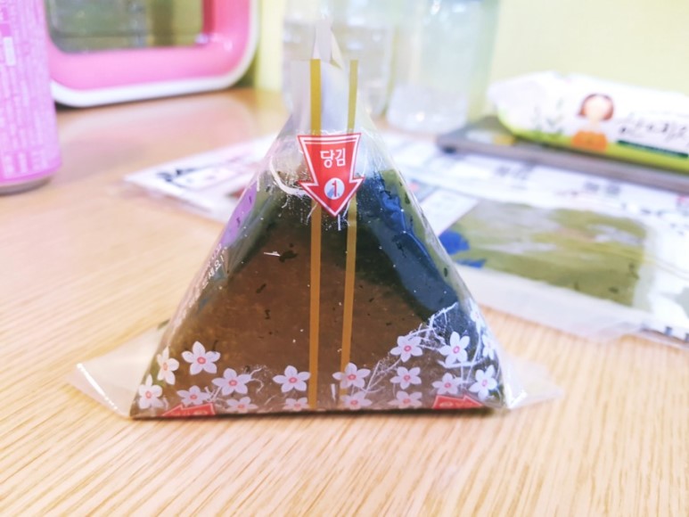 삼각김밥 전자렌지 안돌리고 그냥 먹으니까 :: 웃긴대학 대기자료