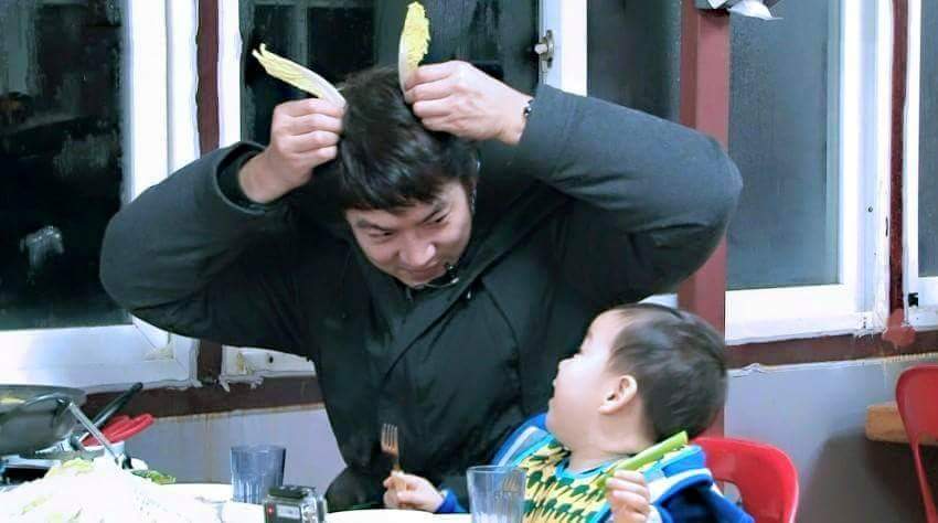 요즘 삼둥이 못지않게 귀여운 송일국.jpg :: 웃긴대학 대기자료 요즘 삼둥이 못지않게 귀여운 송일국.jpg