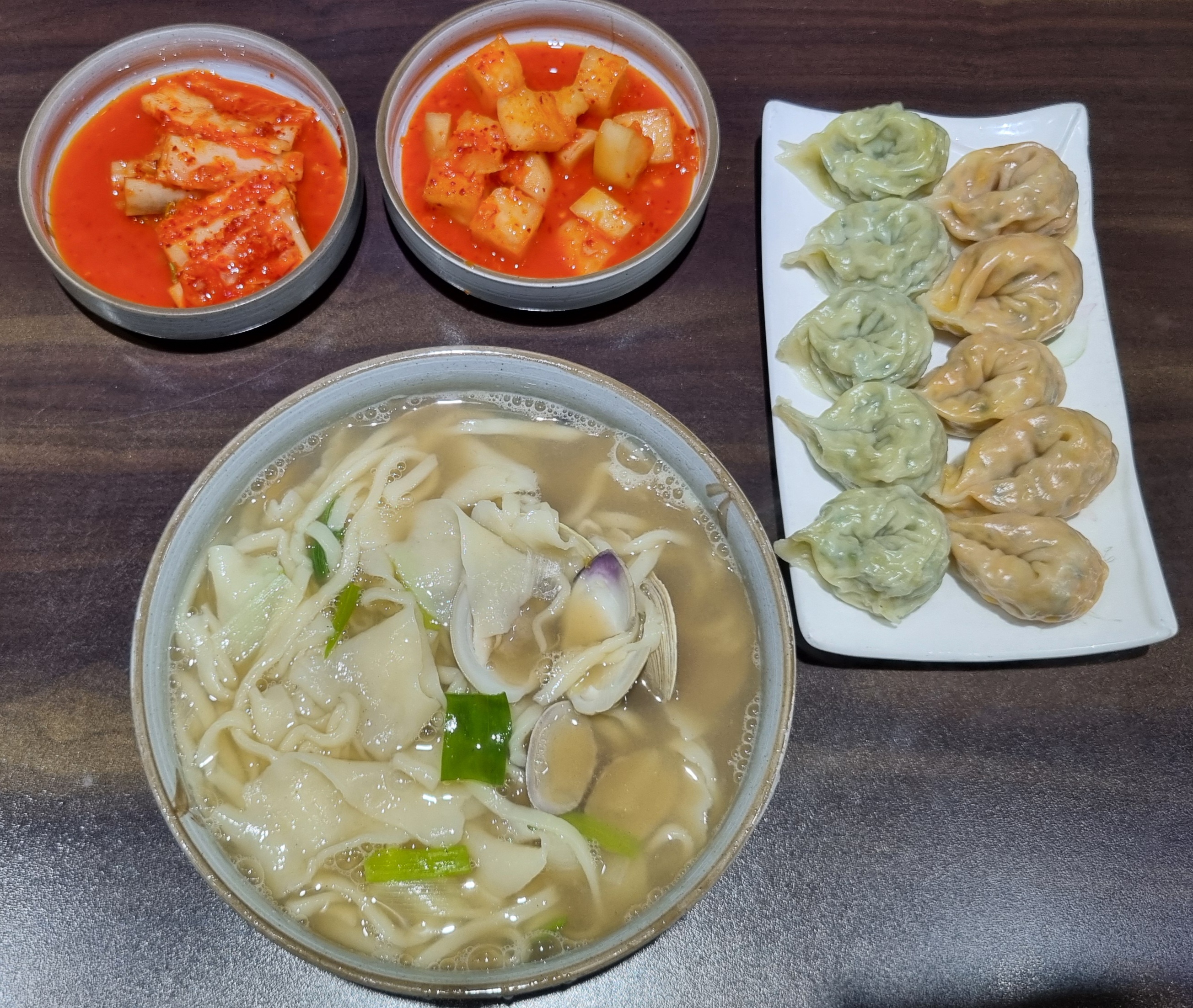공부나 게임할때 한끼 적당히 먹는걸로 만두만 한게 없는듯