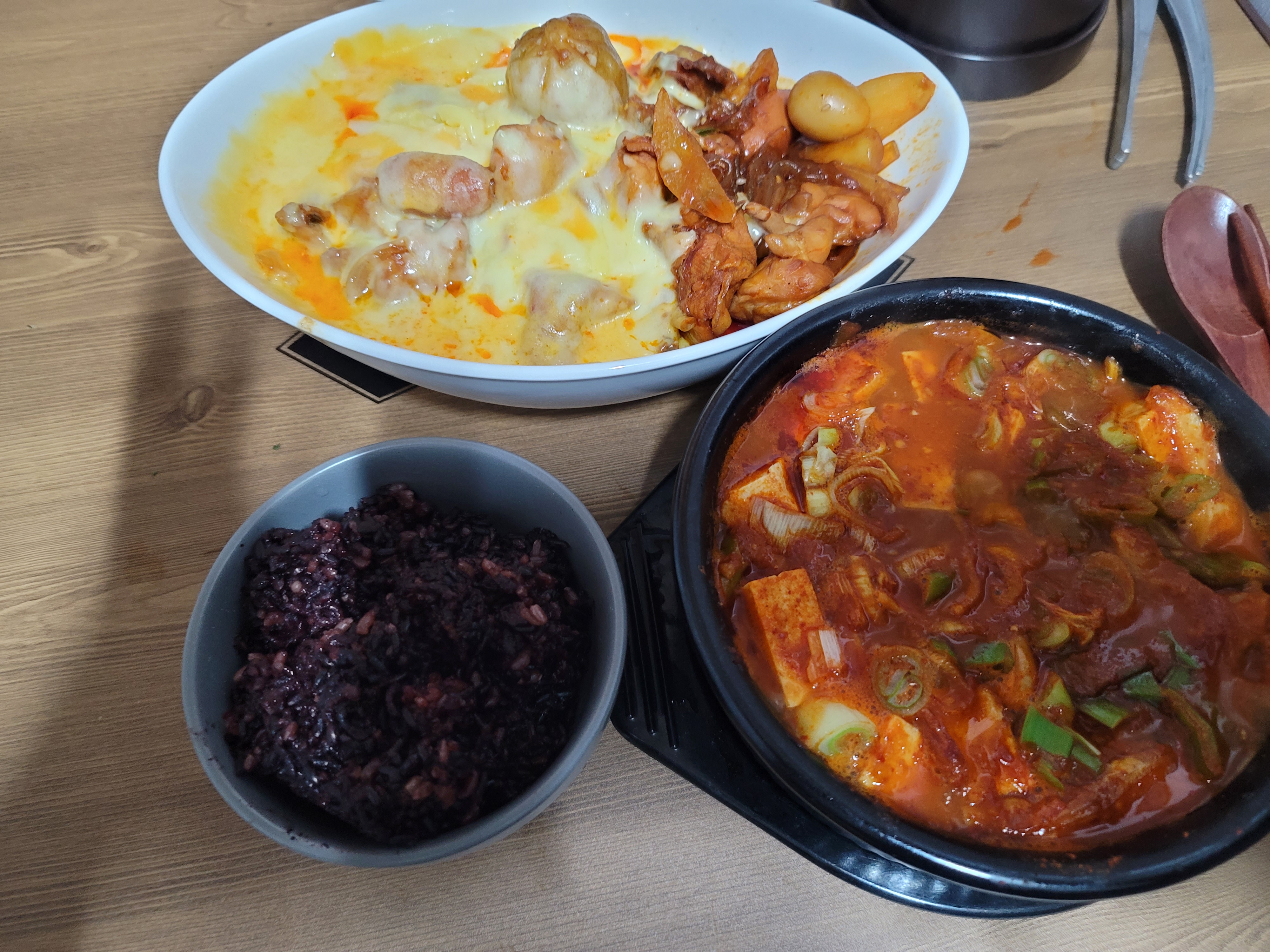 은 치즈찜닥과 김지찌개