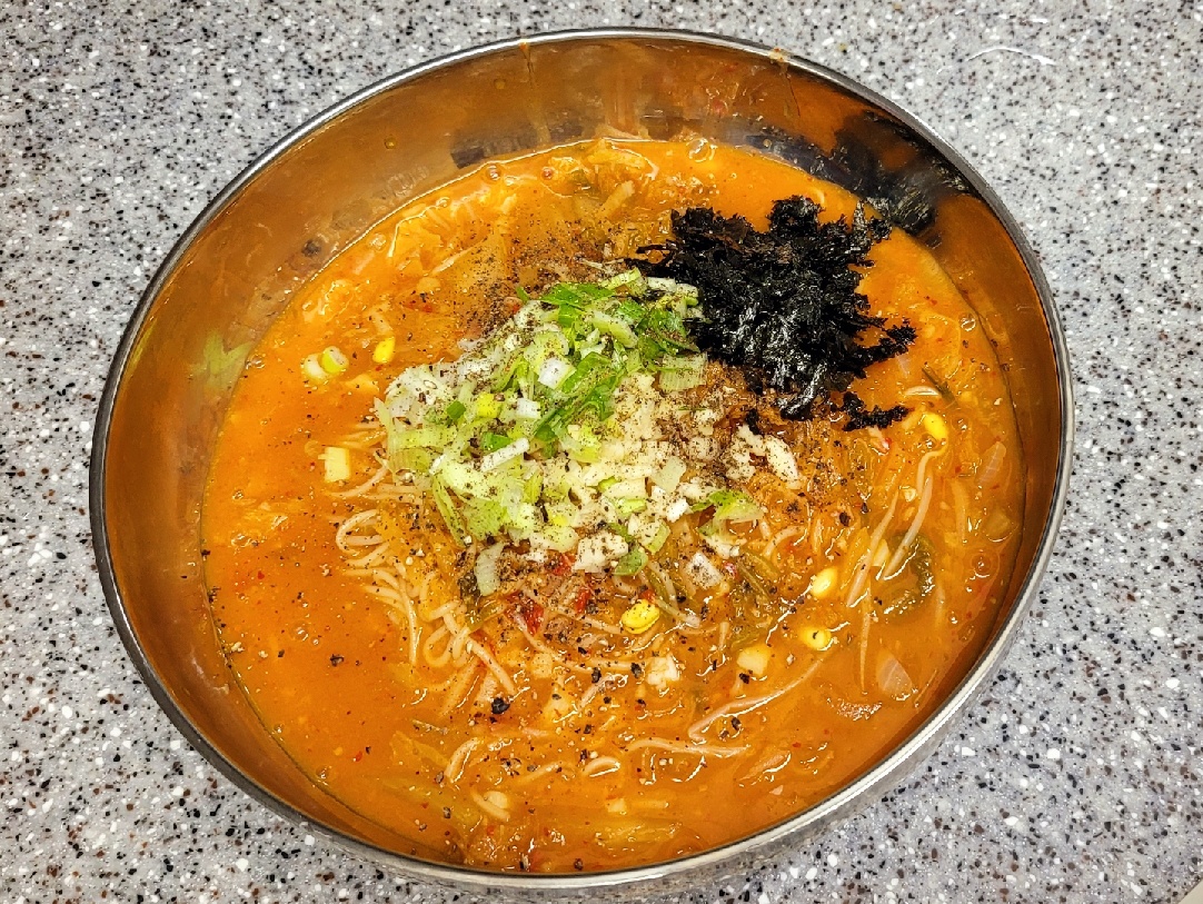 얼큰 시원 뜨끈한 김치 제물국수