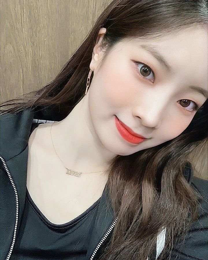 머리를 항상 조금씩 기울여 셀카를 찍던 다현이는