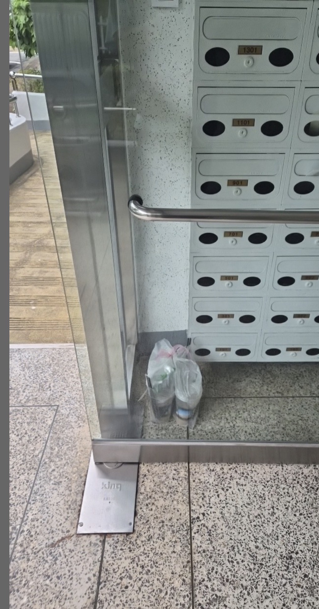 아 배달시켯는데 엘베점검중이라 20층왕복해야댐