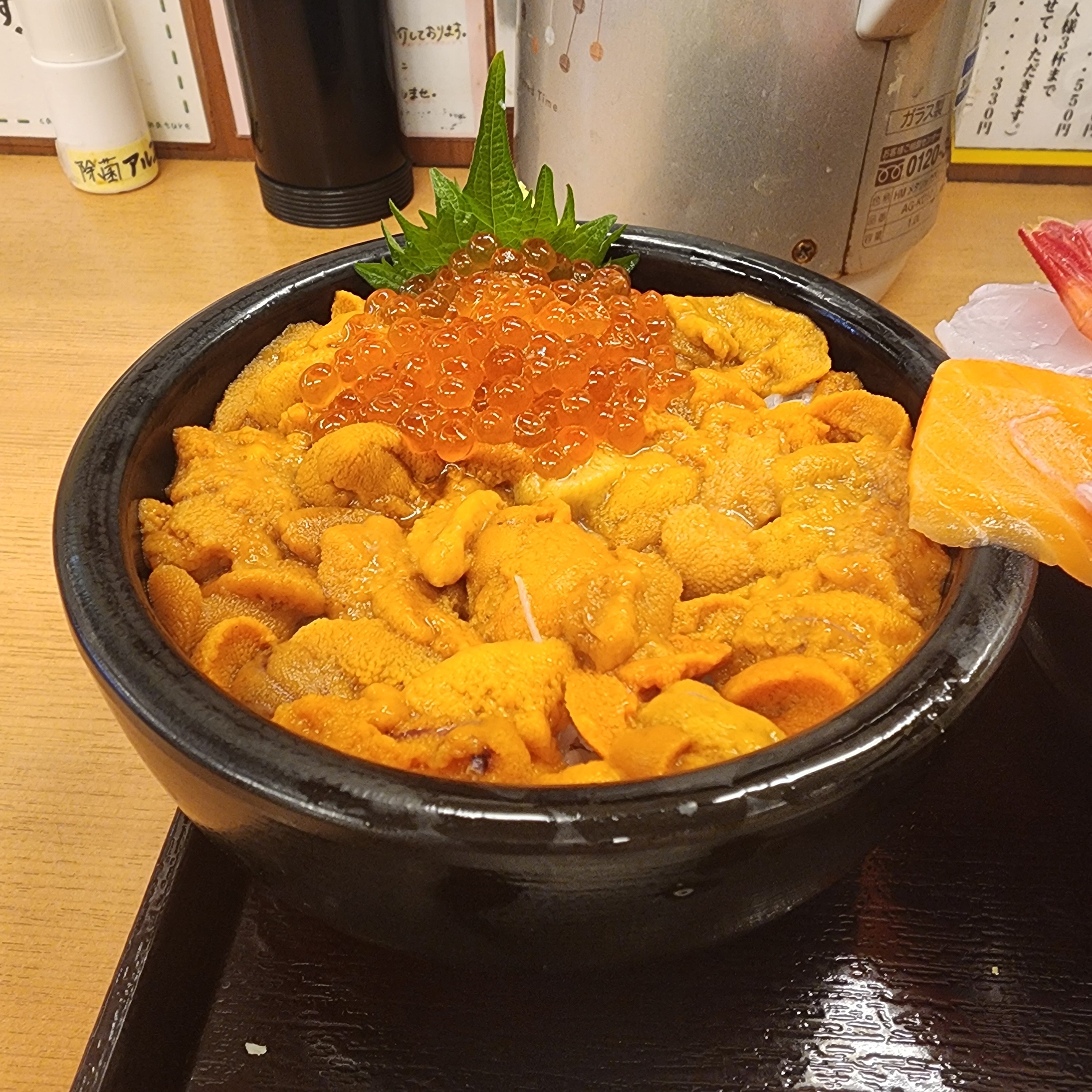 아점은 우니덮밥과 오마카세덮밥